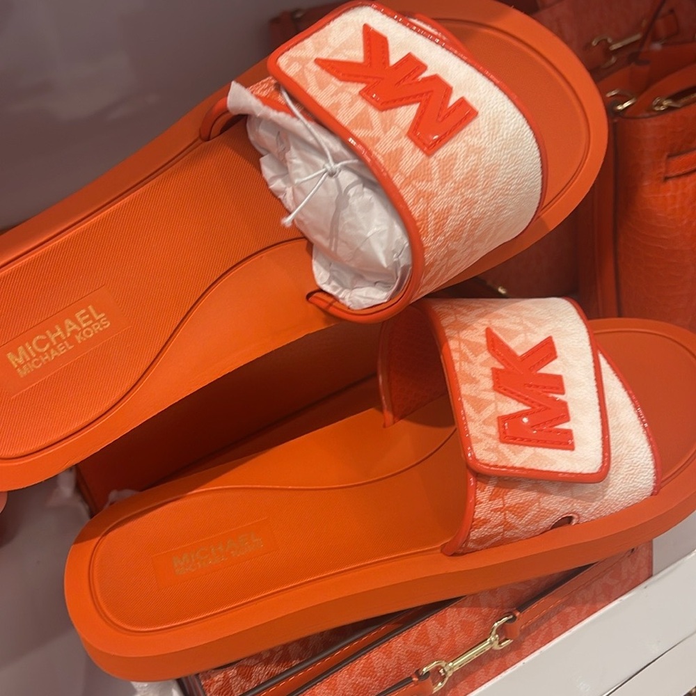 Michael Kors Slide Logo Sandals Palmer Ombré Signature
Red Clay 
NWT - Picture 12 of 16